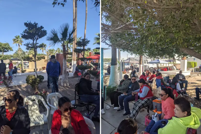 Maestros de Comondú se manifiestan afuera del palacio municipal el 20 de marzo. Foto: ¿Qué tal el naranjazo? / Facebook