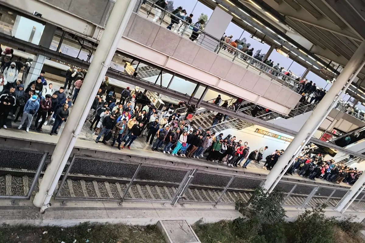 Personas esperando en la estación Tláhuac de la Línea 12 del Metro. Foto: X (@ed79garcia)
