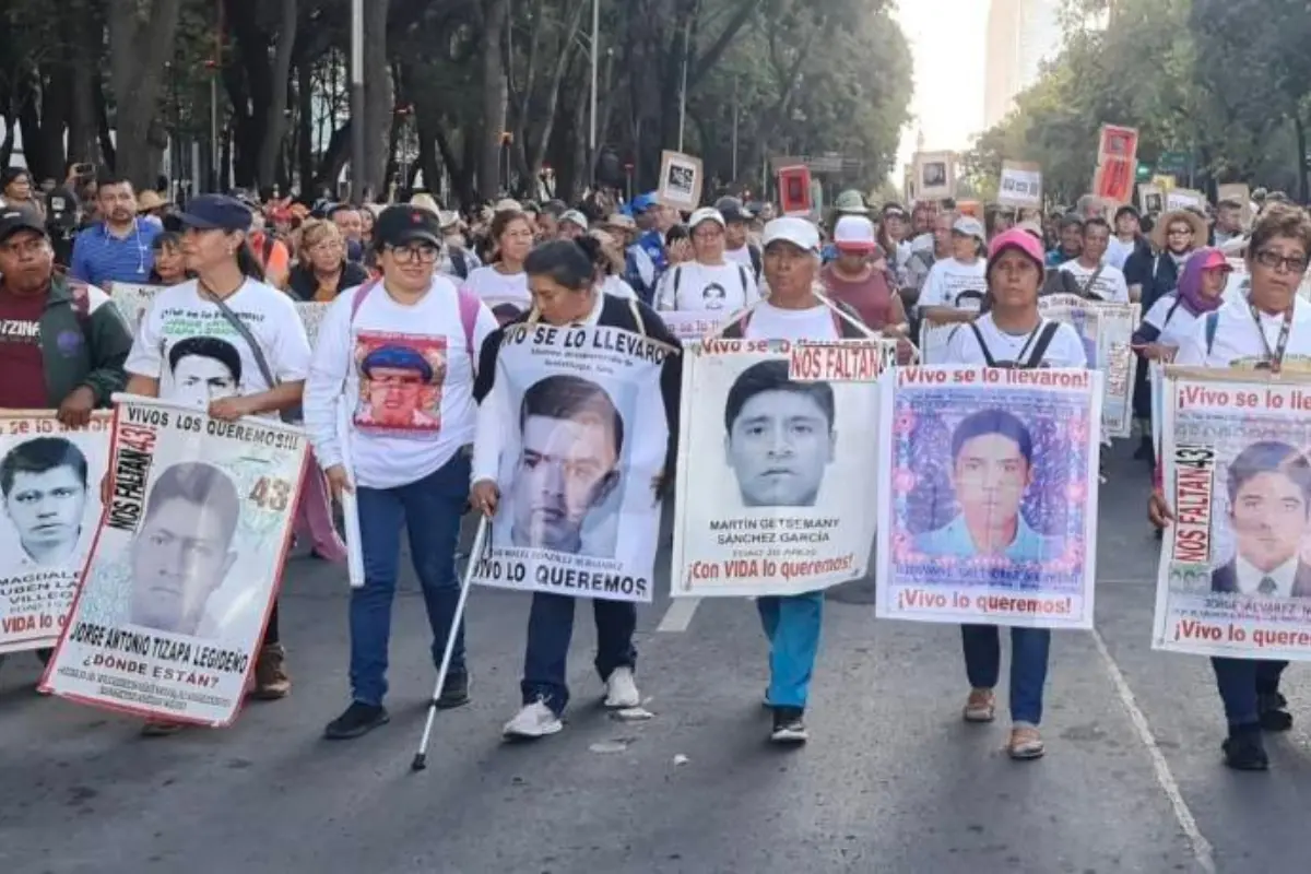 Madre y padres de los 43 normalistas de Ayotzinapa marchando en CDMX. Foto: FB (Padres Y Madres De Ayotzinapa)