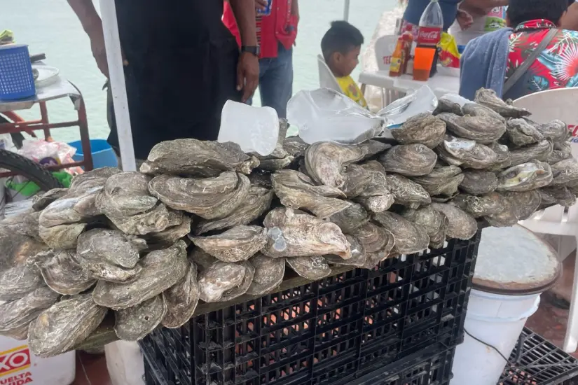La venta de algunos productos, como los ostiones, está prohibida en playa Miramar. Foto: Axel Hassel
