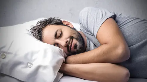 ¡Olvida el insomnio! Conoce la posición que debes adoptar para dormir bien, según la ciencia