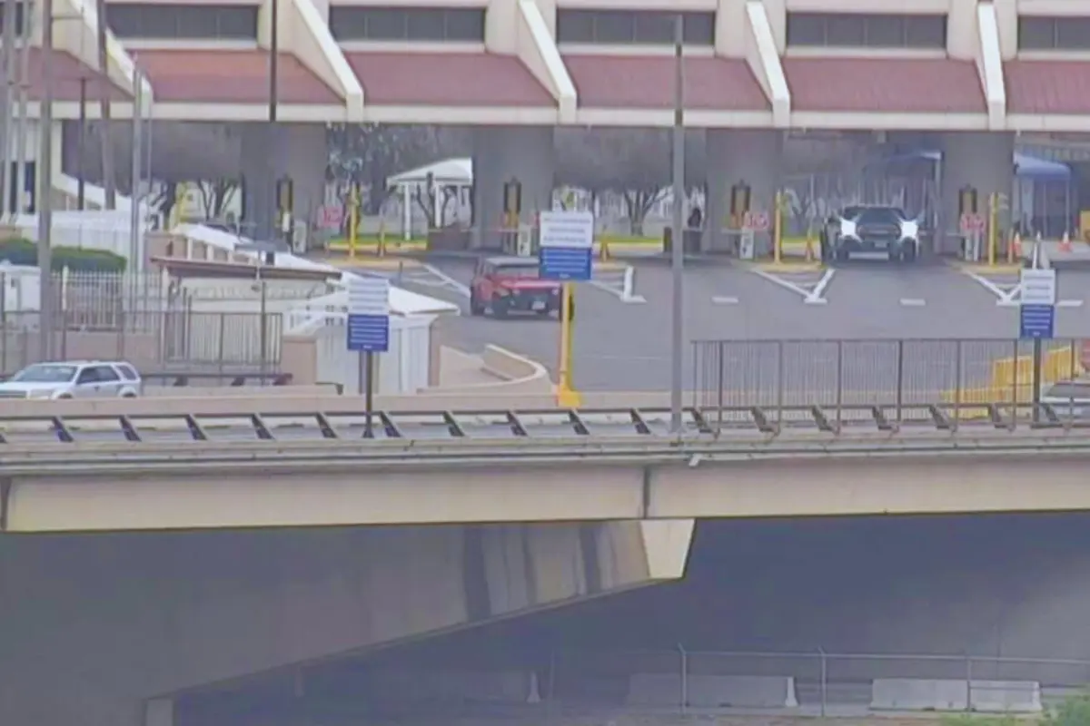 Así es como se registran esta mañana los puentes internacionales de Nuevo Laredo | Foto: redes sociales