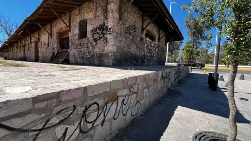 La triste y vandalizada imagen de la Antigua Estación del Ferrocarril