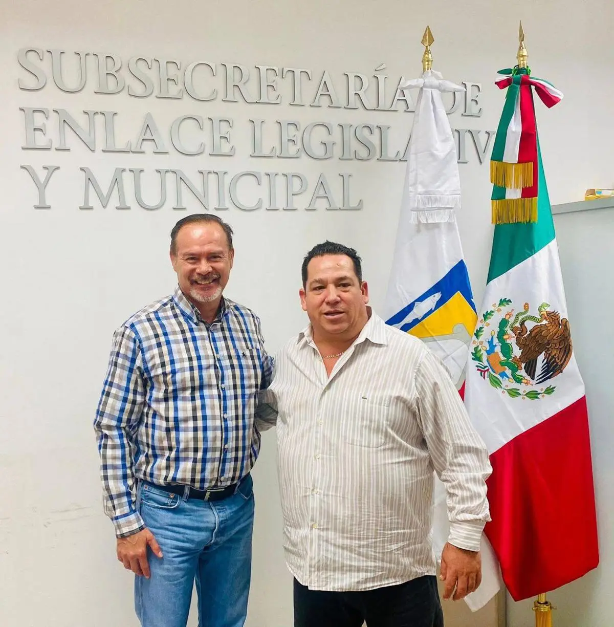 Ariel Castro con el diputado local, Sergio Guluarte. Foto: Gobierno del Estado de BCS.