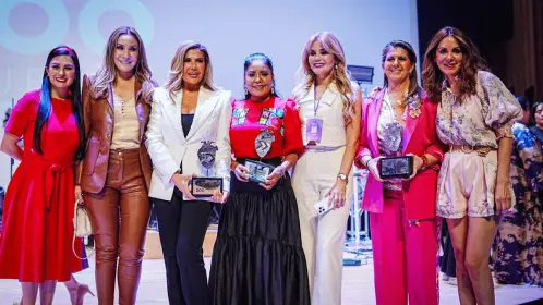 Reconocen a Martha Herrera por su trayectoria en la Cumbre de las 200 Mujeres más importantes de México