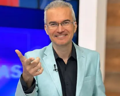Reconocen 24 años en televisión de Miguel Charles; tomará un tiempo por temas de salud