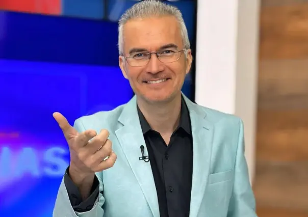 Reconocen 24 años en televisión de Miguel Charles; tomará un tiempo por temas de salud