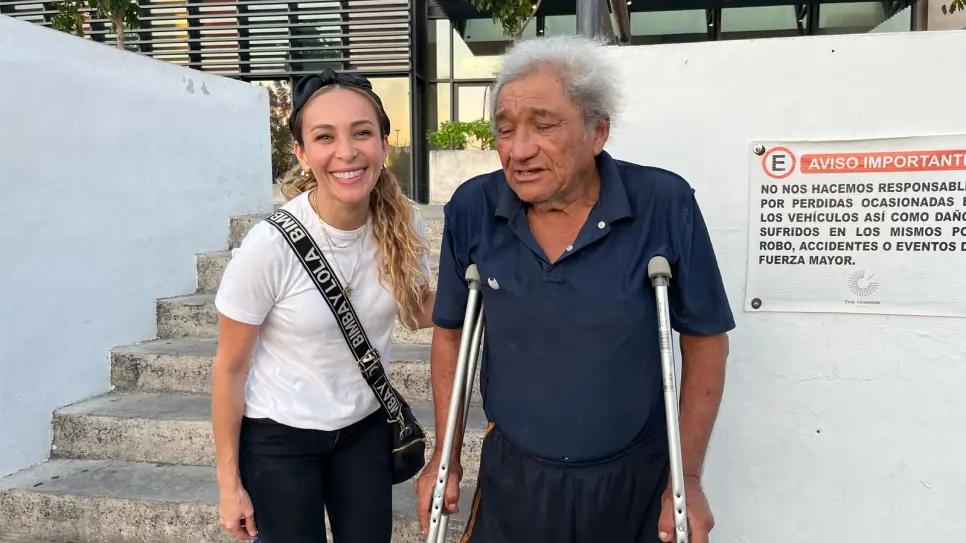 Donan muletas a adulto mayor para que pueda caminar