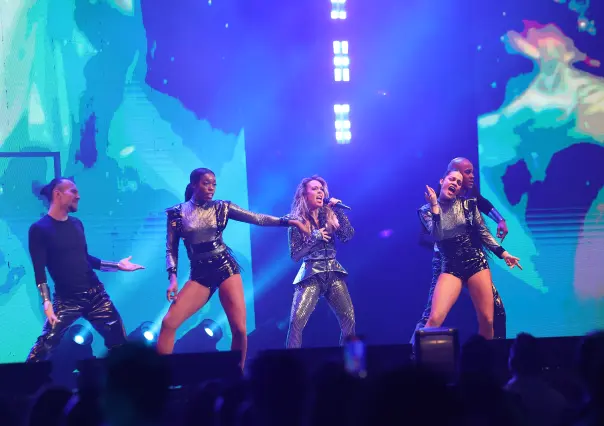 Fey invade de nostalgia y ritmo a los regios con Hits Tour
