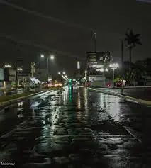 Este hundimiento provocó que el microbús cayera en el abismo, ocasionando el desordenamiento de una de sus llantas. Foto: Redes Sociales