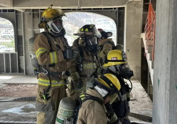 Bomberos de Los Cabos se preparan para emergencias en edificios altos