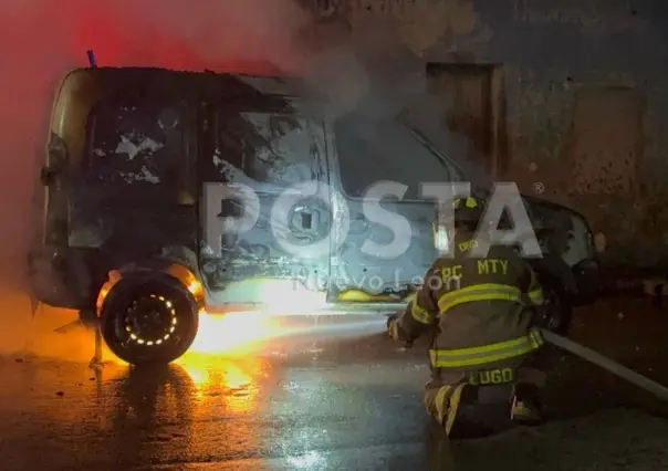 VIDEO | Incendio de camioneta alarma a vecinos en Monterrey