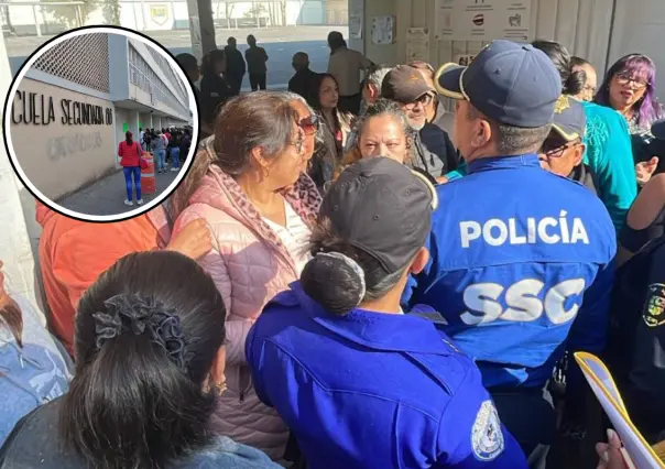 Alumnos ingresan armas a escuela en Venustiano Carranza y padres clausuran accesos