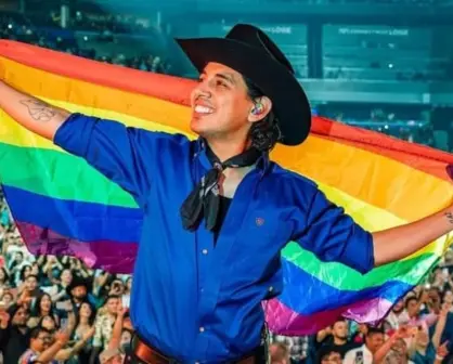 Fanático de Johnny Caz, integrante de Grupo Firme, se tatúa su autógrafo en uno de sus brazos