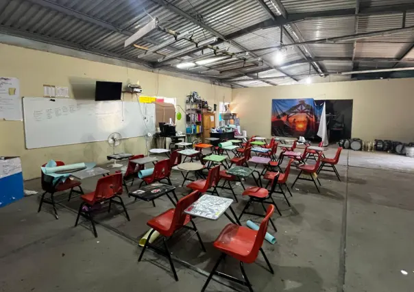 VIDEO | Estudiantes de secundaria toman clases en un viejo palenque; esta es la razón