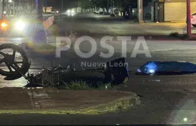 ¡Fuerte choque en Monterrey! Motociclista muere tras pasarse el alto