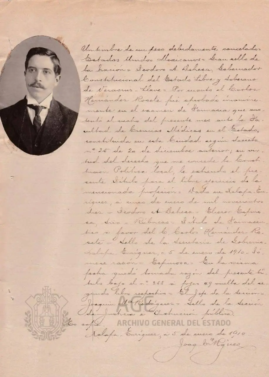 Título expedido a favor de Carlos Hernández Rosete para ejercer la profesión de Farmacéutico en la ciudad de Xalapa, 1910. Foto: Archivo General del Estado
