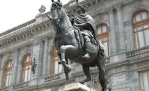 Estatuas y monumentos ligados al pasado histórico del Zócalo de la CDMX