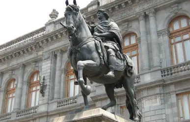 Estatuas y monumentos ligados al pasado histórico del Zócalo de la CDMX