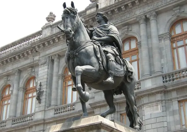 Estatuas y monumentos ligados al pasado histórico del Zócalo de la CDMX