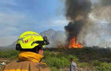 Incendio forestal en García consume varias viviendas, autoridades y vecinos combaten el fuego