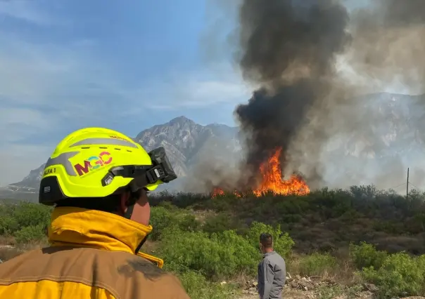 Incendio forestal en García consume varias viviendas, autoridades y vecinos combaten el fuego