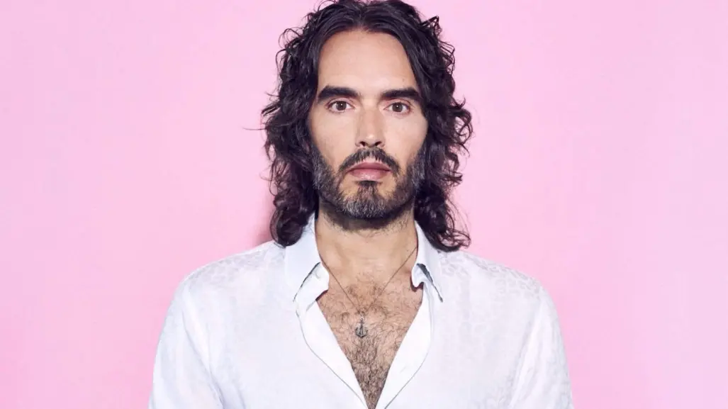 Russell Brand es acusado de haber violentado sexualmente a varias mujeres