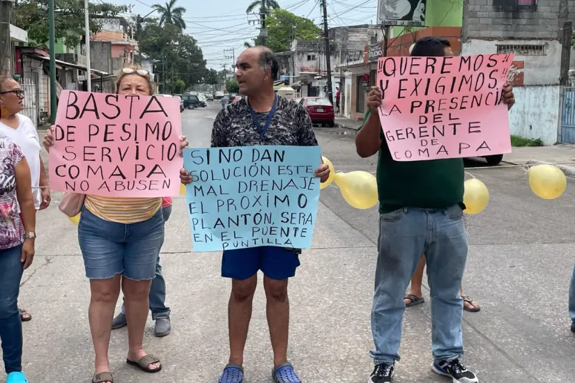 Vecinos de la colonia Morelos de Tampico protestaron por las constantes fugas de aguas negras. Foto: Axel Hassel