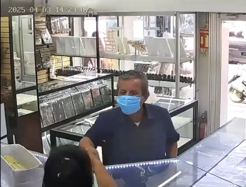 En esta cinta de evidencia se escucha y aprecia como se presenta como el Padre Carlos. Foto: Redes Sociales
