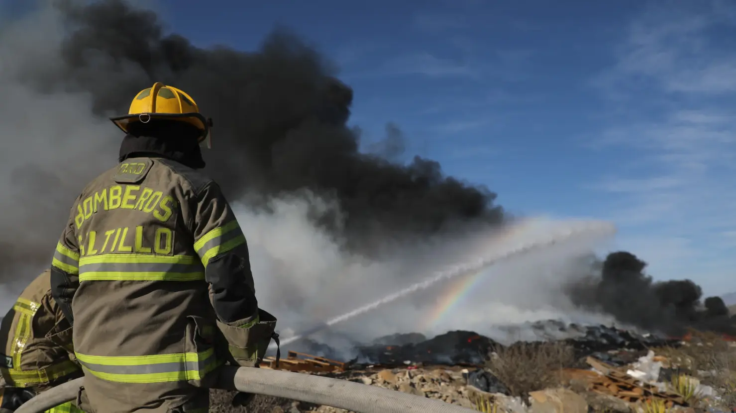 Saltillo: Incendio en recicladora alcanza 80% de control; siguen labores de enfriamiento
