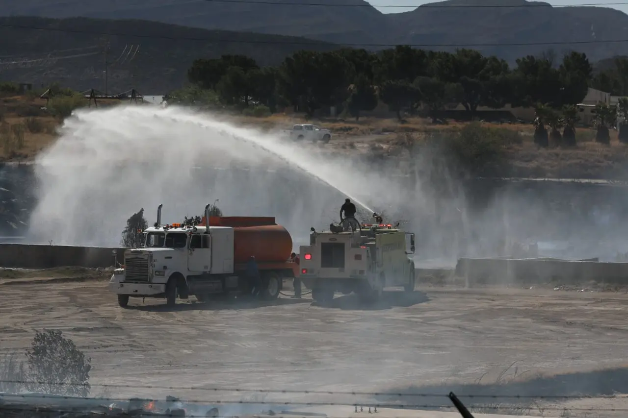 Saltillo: Incendio en recicladora alcanza 80% de control; siguen labores de enfriamiento