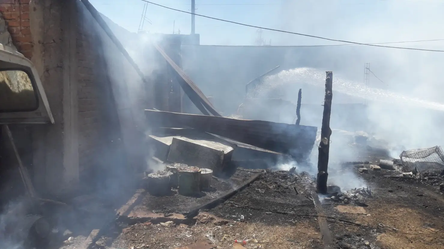 FOTOS │Caos por el viento en Durango: incendios, polvareda, anuncios caídos...