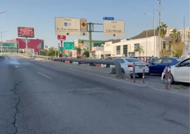 Cierran puente en Gonzalitos por incendio bajo la estructura, humo se filtra por carriles principales