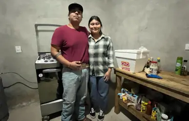 La pareja de jóvenes que alimenta con sus recursos a personas en el Hospital 450.