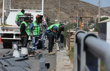 Instala Gobierno de Saltillo barandal vehicular en puente de Mixcoac