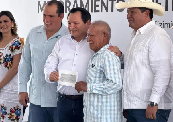 Joaquín Díaz Mena entrega apoyos a ganaderos y anuncia plan de repoblamiento genético en Tizimín