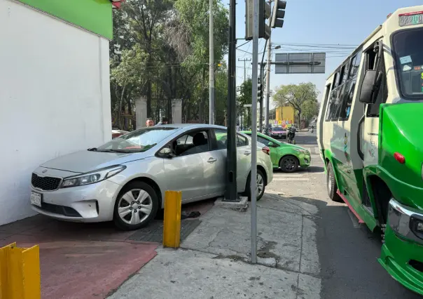 Microbús se pasa el alto y golpea a un vehículo compacto, ocurrió en Venustiano Carranza
