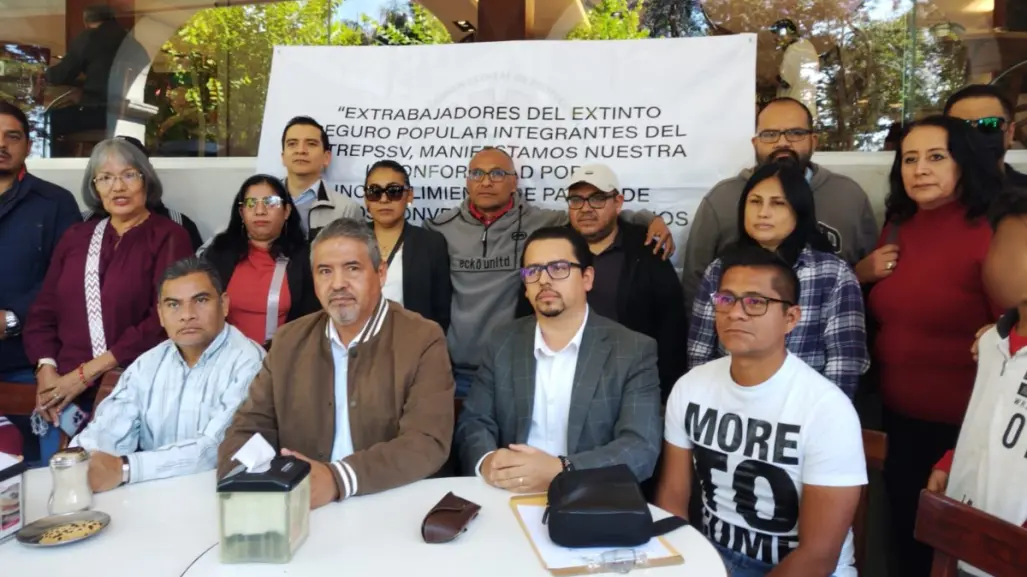 Protestan ex trabajadores en Xalapa por incumplimiento de pagos del Seguro Popular e Institucional