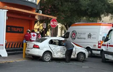 VIDEO | Choque en crucero del centro de Monterrey deja heridos y tráfico detenido
