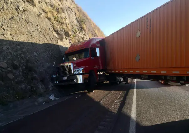 Encuentran muerto a conductor de tráiler en la Chamapa-Lechería: autoridades investigan