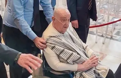 Papa Francisco reaparece sin su vestimenta habitual en la Basílica de San Pedro | VIDEO