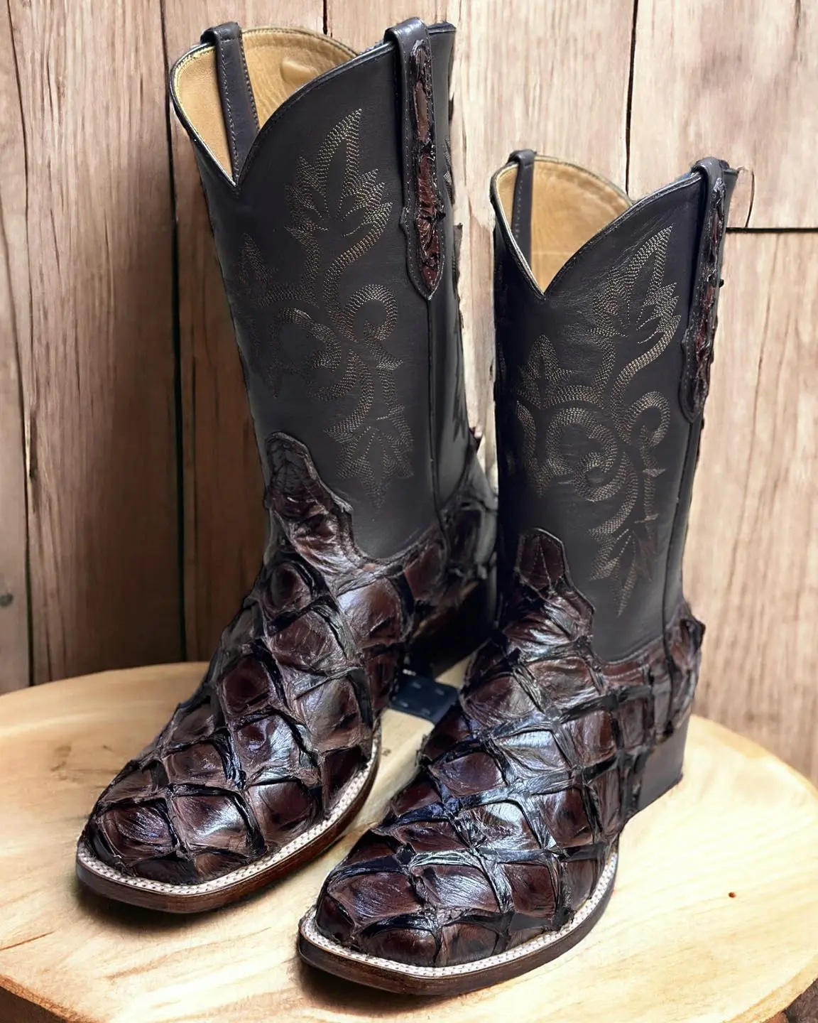 imagen recuadro Entre su catálogo más llamativo se encuentran las botas elaboradas con pieles de animales exóticos. Foto: Facebook Don Cuco’s Boots