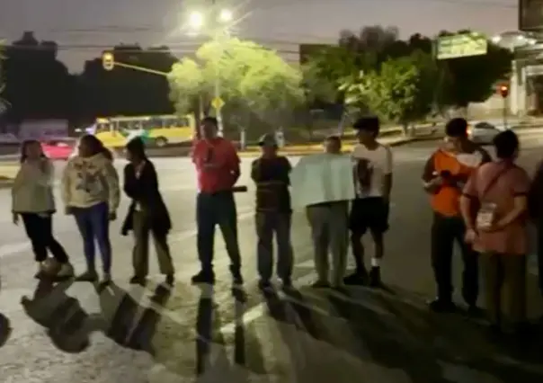 Vecinos de Los Reyes Ixtacala bloquean vialidad por ola de inseguridad en Tlalnepantla