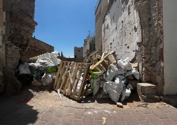 En pleno centro de Durango usan terreno abandonado como basurero