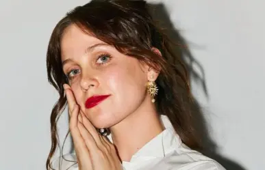 Natasha Dupeyrón rompe en llanto al concluir su preparatoria, presume su certificado