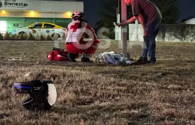 Choque en motocicleta deja a mujer herida y conductor huye en Monterrey