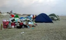 Amanece tapizada Playa Miramar de basura tras el Playazo 2025
