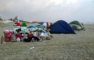 Amanece tapizada Playa Miramar de basura tras el Playazo 2025