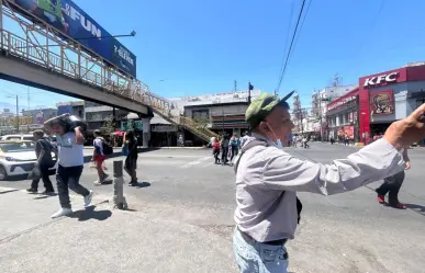 Regios ignoran puente peatonal, persona sin hogar lo usa como vivienda