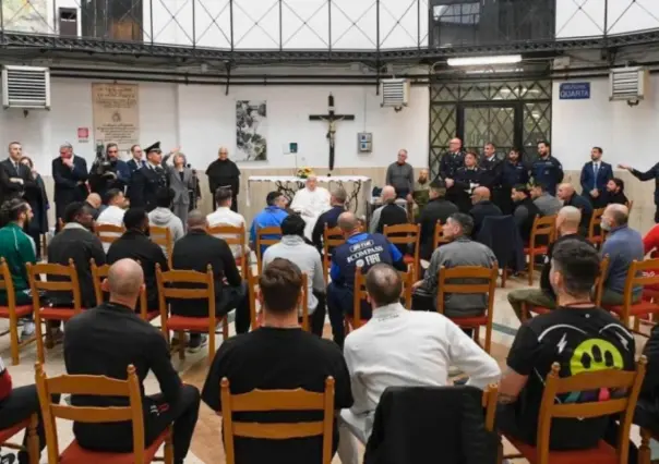 Papa Francisco celebra el Jueves Santo en una prisión en Roma
